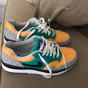 Nike tennis shoes size 9.5